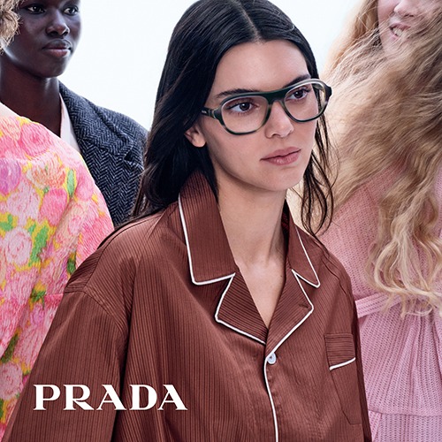 Seasonal lifestyle shot of festive frame styling, top festive frames picks