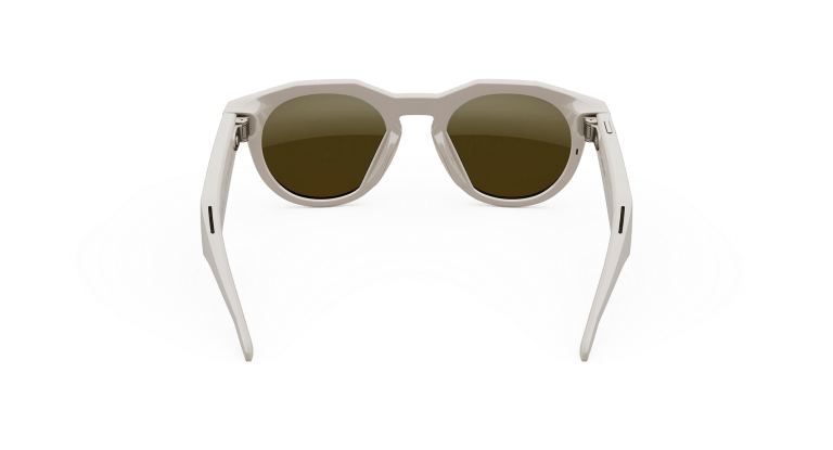 Nose pad close-up graphic, oakley meta three point fit