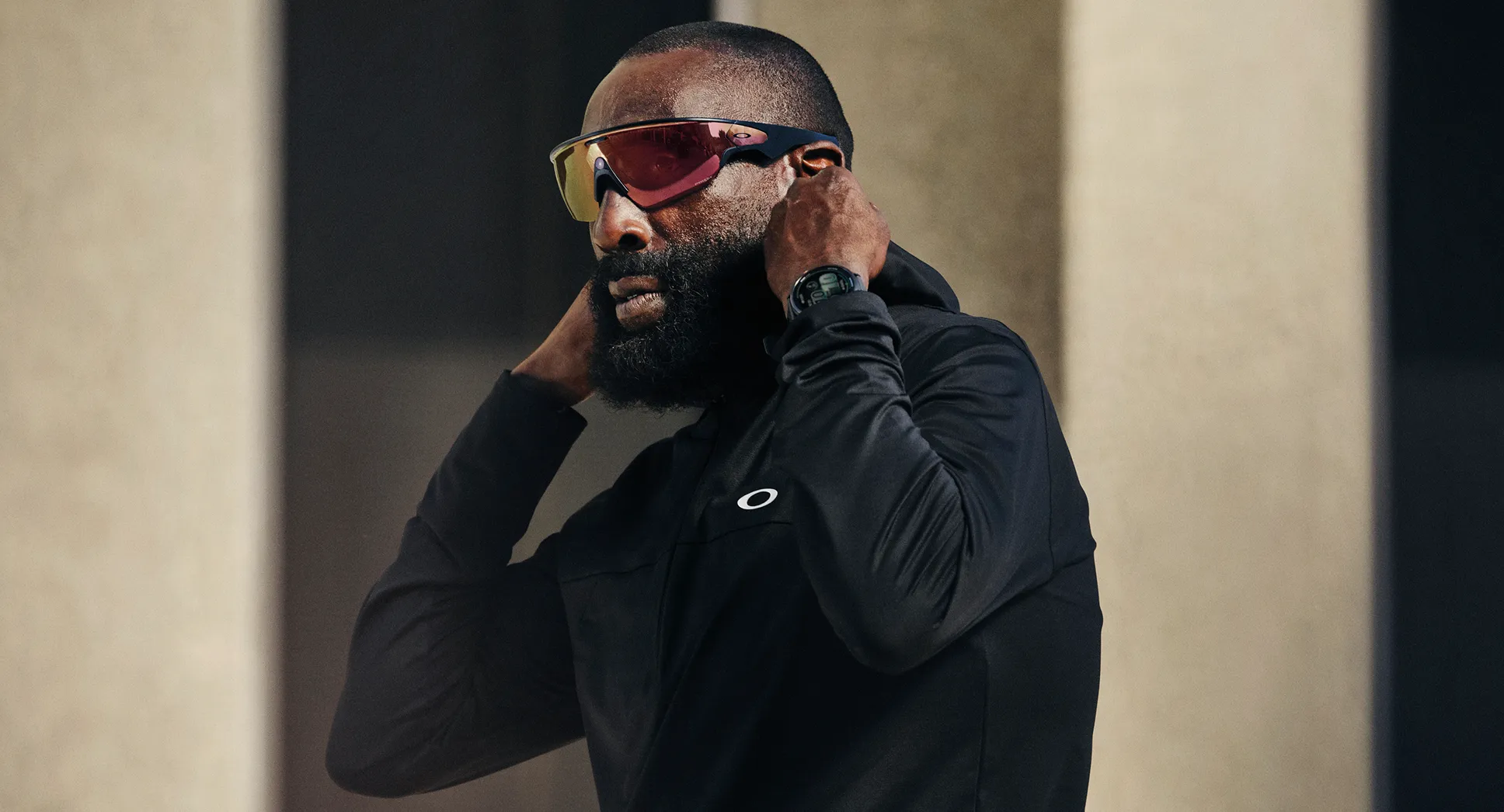Man wearing smart glasses for men in a city setting